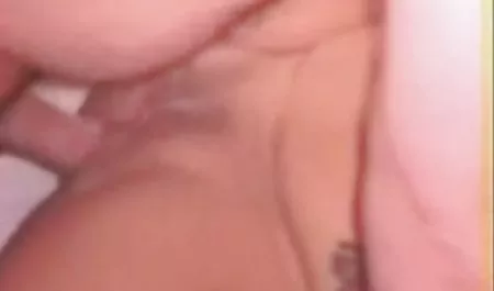 令人惊讶的青少年荡妇与美丽的自然山雀得到她的阴部受到厚厚的阴茎惩罚
