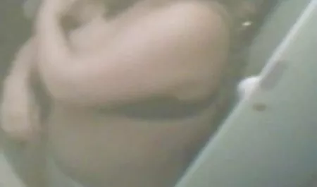 有大山雀的浅黑肤色的男人由一只大黑公鸡操
