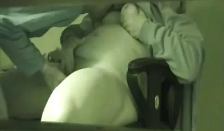 丰满的宝贝用一个黑人嘲笑她的丈夫