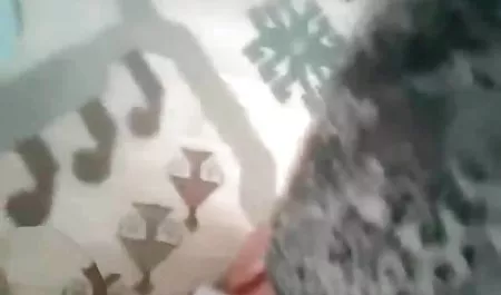 丰满的宝贝在池边交换阴部果汁