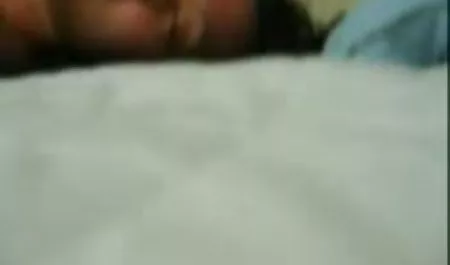 滑溜溜的青少年亚德里亚和梅根在户外操