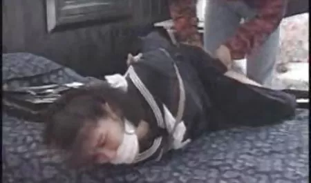 可爱的女同性恋者Linda和Kiara互相握拳