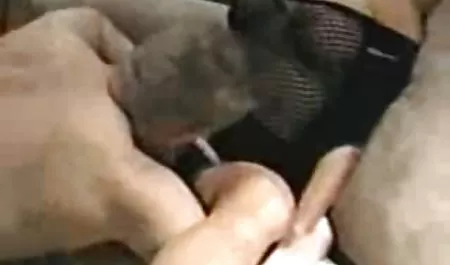 娇小的Amia Miley骑着棍子