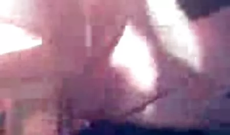 瘦小的女孩与小胸部使自己达到一个响亮的高潮