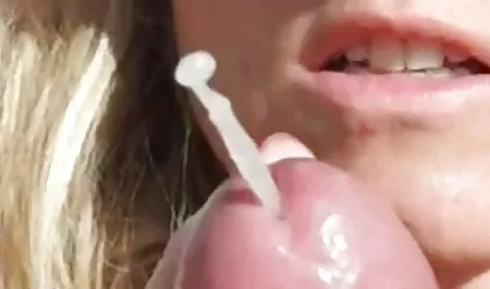 娇小的青少年骑黑公鸡