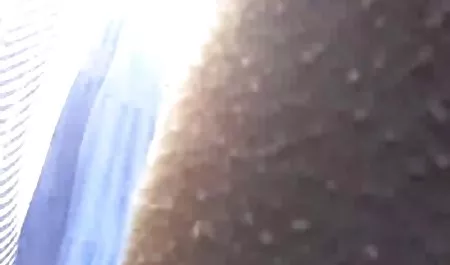 他们的第一部女同性恋电影中的金发和黑发美女