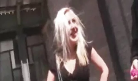 弯曲的东方美女Aysha为一只强大的阴茎弯腰