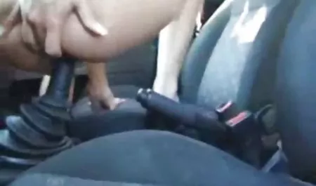华丽的女人在她的臀部按摩她的阴道与公鸡