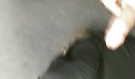 在好吃的猫吃后，她希望她的紧屁股充满