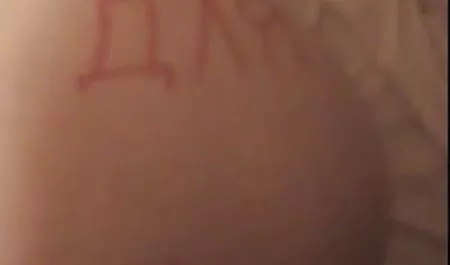 热辣的青少年在她的甜蜜的猫很难干之前擦了擦
