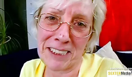 Horny Latina MILF由一个巨大的洞留下了张开的肛门