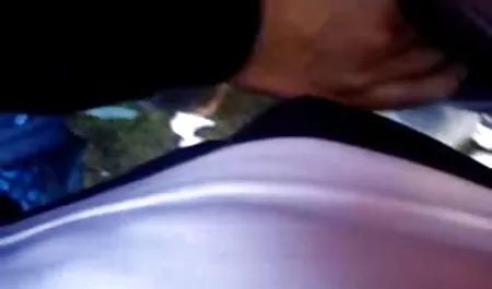 Alexa受到了一个肥胖的公鸡的纪律处分，并且面部负荷很大