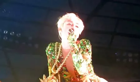 青少年布鲁内特被一个巨大的公鸡的时髦家伙砸