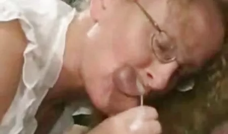 角质青少年宝贝与小山雀deepthroats和她的屁股被砸碎