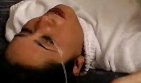Emo小鸡兴奋地一起分享一个黑鸡巴