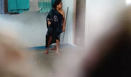 娇小的女孩在马桶上自慰