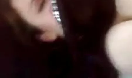 热的女同性恋宝贝在床上玩对方的阴部