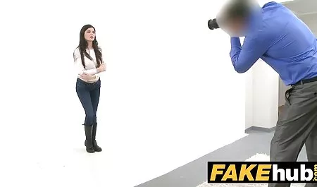 可爱的金发女郎在她所有的洞中得到鸡巴