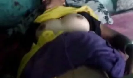 她很难把这个棒棒糖放在嘴里