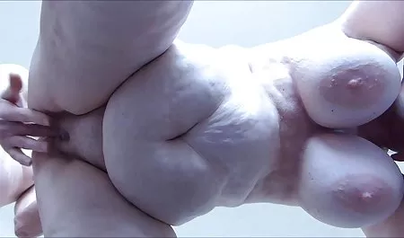 超级英雄服装的青少年女孩在万圣节敲打一个幸运的人