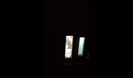 得到射液的聪明的女孩在她的玻璃