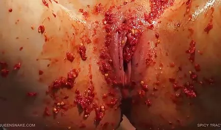 Bodacious MILF很高兴，直到她的阴部浸透