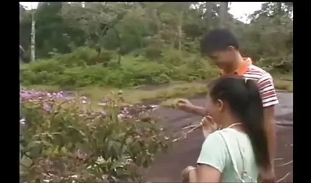 淘气的Nadia Jay很高兴在她的内心采取一个鸡巴