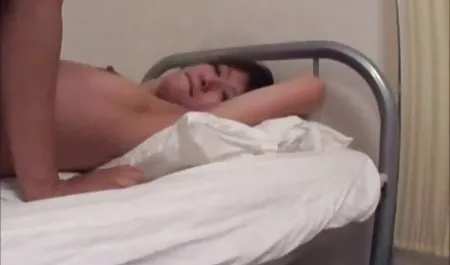 吸烟热的汉娜蒙塔达让她的整个拳头