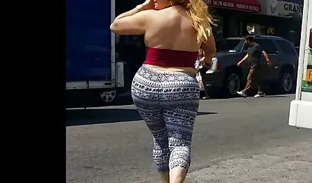 娇小的青少年想吮吸妈妈的乳房