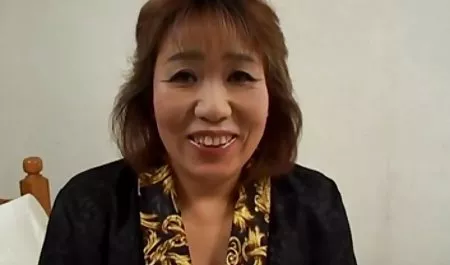 POV吸吮大鸡巴和得到按摩的优雅女士